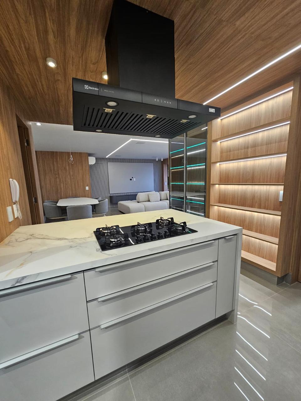 Cozinha moderna com ilha e acabamento em madeira